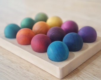 Pequeñas bolas de madera y tablero.