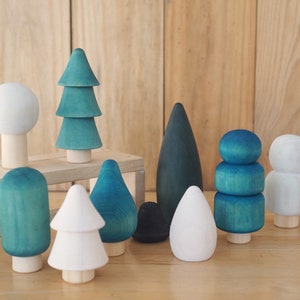 Holzwald Set Winter Farbe/Bäume Set, 10 Stück Holzbäume Set für Waldorf Spielzeug