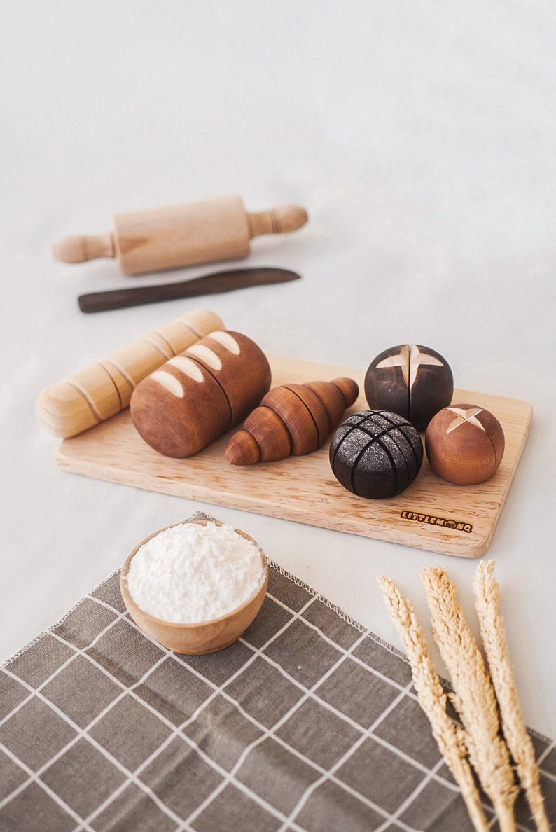 Wooden Bread Set of 7 Toy Pastries Set Montessori / Waldorf + chopping board