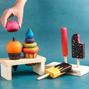 Eiscreme-Spielzeug aus Holz - Eistüte und Eis am Stil