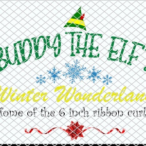 Peut inclure: Une pancarte verte et jaune avec le texte "BUDDY THE ELF'S Winter Wonderland Home of the 6 inch ribbon curls!" avec un chapeau d'elfe vert et des flocons de neige en arrière-plan.