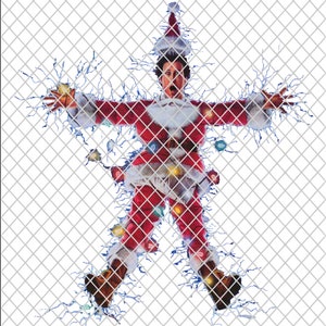 Puede incluir: Un hombre vestido de Papá Noel está atrapado en una valla de cadena. Lleva un traje rojo con ribetes blancos y un gorro de Papá Noel. Está rodeado de luces de Navidad.
