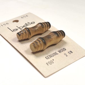 Juego de 2 botones de madera con vástago de palanca: 1 1/4 x 1/4" de madera bruñida vintage de los años 60 y 70 en cartón original Juego de botones naturales 'La Petite' [B120-2]
