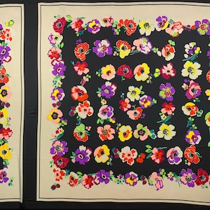 Puede incluir: Dos pañuelos cuadrados color crema con fondo negro. Cada pañuelo presenta un vibrante estampado floral con flores rojas, moradas, amarillas y rosas. Las flores están dispuestas en un diseño de cuadrícula y borde.