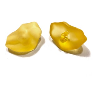 23 mm チャンキー アブストラクト シャンク ボタン: 7/8 インチ イエロー フロスト ヴィンテージ 70 年代ボタン (6～24 個セット)