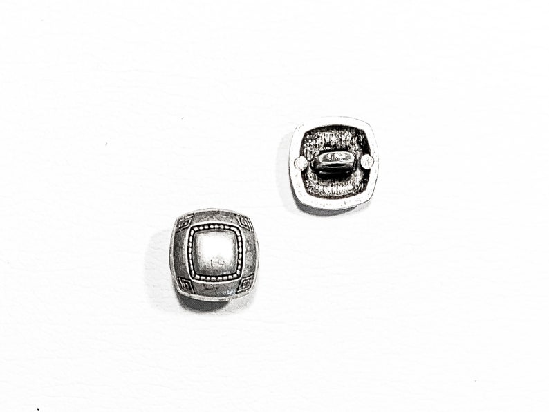 Lot de 4 à 24 boutons carrés en métal Robuste 5/8 15 mm Tige en métal coulé en métal argenté vintage 70s Southwest Sweater Button B350 image 1