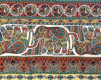Elefant-/påfågelmönster Georgette från WoolDobby: 150 cm brett klädtyg per meter