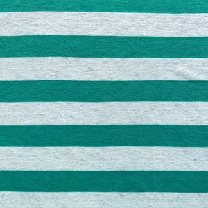 Puede incluir: Primer plano de una tela de rayas verdes y blancas. La tela tiene una superficie texturizada y est&aacute; hecha de un material suave.