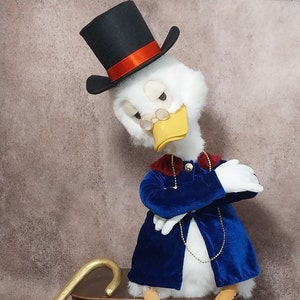 Cartoon Scrooge McDuck toy Artificial stuffed funny animal Soft sculpture duck Collection Faux taxidermy Interior Home Decor Dollar pet