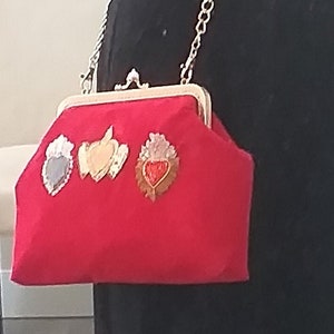 Borsa con cuori rossa velluto ricamo perline a mano fatta a mano、tracolla chiusura metallo bacio、borsetta da sera、パーティー財布 italiana。