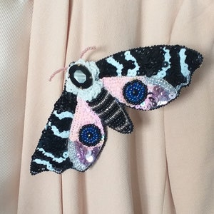 Spilla grande Falena insetto farfalla ricamata perline strass paillettes、spila falena notturna da sera、fatta a mano、大きな蝶のブローチ