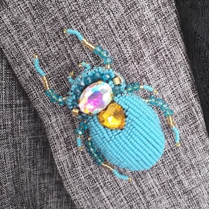 Spilla bug beetle turchese scarabeo パーライン ブローチ ハンドメイド、coleottero sagomato con strass e perline ricamata a mano、spila insetto bug。