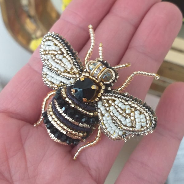 Spilla Ape perline Insetto strass, cristalli, ricamata a mano, Broche perlée d'abeille faite à la main, singe renversé, Buzz Bee, broche d'abeille.