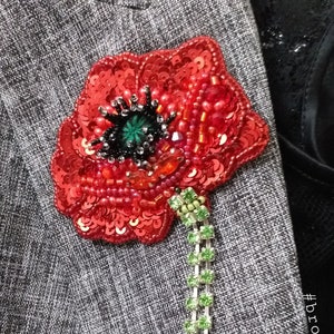 Spilla Papavero fiore rosso ricamo perline e strass handmade, fiore rosso da campo perline, spilla elegante, party big flower beaded brooch.