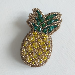 Spilla frutta Ananas ricamo perline fatta a mano esotica estiva、パイナップル フルーツ ビーズ ブローチ ハンドメイド、ananas giallo cristalli gioiello。