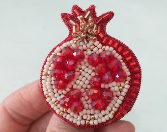Spilla frutta Melograno rosso ricamato perline e perle di cristallo, red fruit beaded brooch pomegranate, spilla frutto rosso perline.