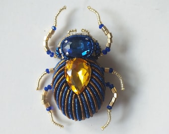 Spilla Bug escarabajo coleottero blu-oro perline strass hecho a mano, Scarabeo sagomato ricamo perline a mano, spilla insetto blu perline, sagomato.