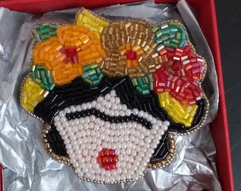 Spilla face Frida Khalo viso ricamata perline, Frida spilla messicana multicolore estiva floreale, Frida face brooch, personaggio ricamato.
