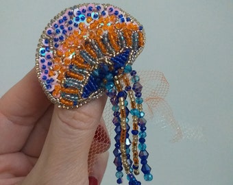 Spilla Medusa marina con perline riacamata a mano, medusa multicolore perline, medusa mare cristalli e strass, beaded jellyfish handmade.