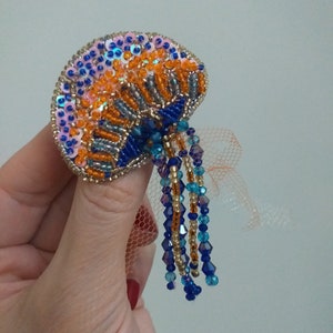 Spilla Medusa marina con perline riacamata a mano、メデューサ マルチカラー パーライン、メデューサ マーレ クリスタル エ ストラス、手作りのビーズクラゲ。