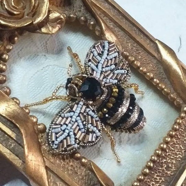 Spilla Ape insetto ricamata perline e strass, ape sagomata bombata fatta a mano, derrame ape insetto strass, broche con cuentas de strass Honey Bee.