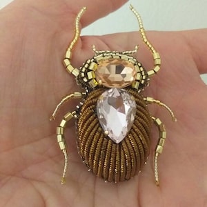 Spilla Coleottero Bug Beetle bronzo-rosa con perline e strass ricamato a mano、スカラベ バグ ビーズ ブローチ ハンドメイド、スピルラ スカラベオ パーライン