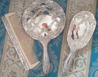 Set Toiletta Vanity Silver plated 3 pezzi, specchio, pettine e spazzola, nuovo, mai usato, perfetto stato, originale Vintage 80', Barocco.