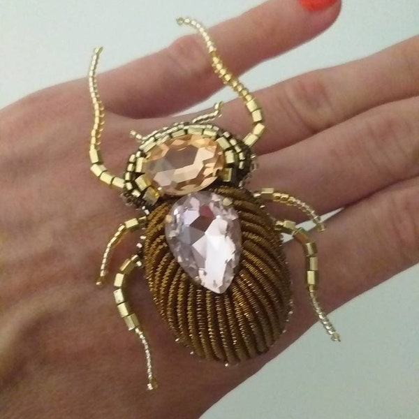 Spilla Coleottero Bug Beetle bronzo-rosa con perline e strass ricamato a mano, Scarabee bug beaded brooch handmade, spilla Scarabeo perline