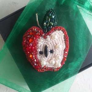 Spilla frutta Mela rossa ricamo perline e strass fatta a mano、ビーズのフルーツブローチ 赤いリンゴ、spila frutta con perle e perline、strass。