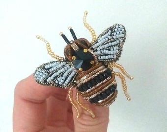 Spilla Ape con perline ricamo a mano insetto, spilla insetto strass, ape strass, Bee strass beaded brooch handmade, insect beaded brooch.