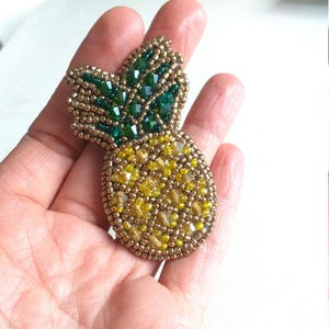 Spilla frutta Ananas ricamo perline fatta a mano esotica estiva, pineapple fruit beaded brooch handmade, ananas giallo cristalli gioiello.