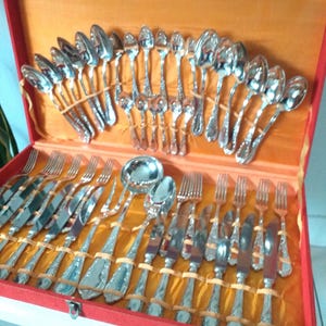 セット posate placcate argento 800、12 人、51 ペッツィ、コンプレト、プンゾネート、ヌオーヴォ、イタリア、ヴィンテージ 70 年代、銀メッキ カトラリー、銀製品。
