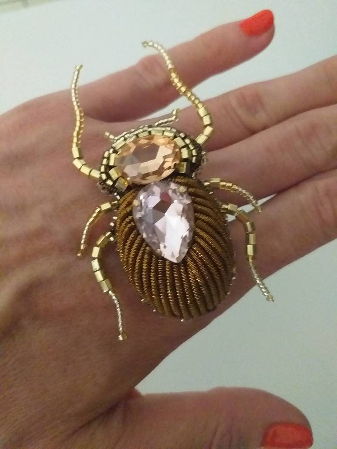Elegante spilla a forma di insetto, spilla vintage a forma di coleottero, spilla a forma di insetto, strisce di smalto nero, piccoli cristalli di strass, spilla dorata - Italia Elegante spilla a forma di insetto, spilla vintage a forma di coleottero, spilla a forma di insetto, strisce di smalto nero, piccoli cristalli di strass, spilla dorata - Italia