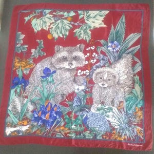 Foulard Salvatore Ferragamo, Procione, fiori iris, animali, uccelli, rosso bordeaux,SETA 100%, autentico, donna, Vintage 90, Raro!