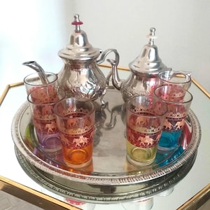 Set da Te' Marocco 2 teiere scolpite a mano e 6 bicchieri te' vetro colorato、ヴィンテージ 80'、オリジナル、vassoio placcato argento 31 cm D、9 pz
