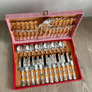 Set posate placcato argento 800 per 12 persone, 51 pezzi completo, Italia vintage 70s, scatola, stile Barocco, nuovo, punzonate.
