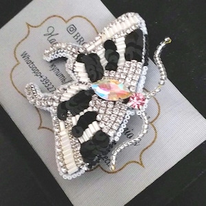 Spilla Farfalla falena ricamo perline e strass fatta a mano, spilla insetto paillette strass, butterfly beaded brooch, farfalla bianco-nera.