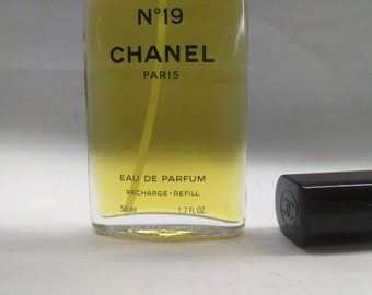 CHANEL N°19 Eau de Parfum 100ml ギフトボックス入 CHANEL N°19 Eau de Parfum 100ml ギフトボックス入