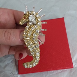 Spilla cavalluccio marino ricamo perline e strass fatta a mano cavalluccio marino gioiello、ビーズブローチタツノオトシゴ、タツノオトシゴ動物ブローチ。