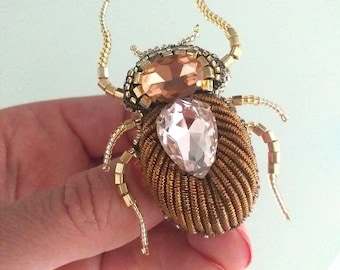 Spilla Coleottero Bug Beetle bronzo-rosa con perline e strass ricamato a mano, Scarabee bug beaded brooch handmade, spilla Scarabeo perline