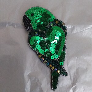 Spilla Pappagallo verde uccello ricamo con paillettes e perline fatta a mano、spila pappagallo grande、パーティービーズオウムブローチ手作り
