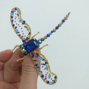 Spilla insetto Libellula grande ricamata con perline e strass fatta a mano、blu strass grande insetto gioiello ハンドメイド。