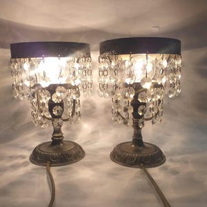 Coppia lampade comodino, cristalli pendenti 2 fili, 1 lampadina, luce notturna, funzionanti, filo lungo, luce cristalli Vintage, Italia.