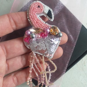 Spilla Fenicottero rosa uccello Tropice ricamo perline、strass、pailettes、cristalli fatto a mano、spila strass uccello estiva da sera。