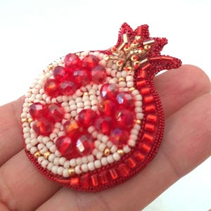 Spilla Melograno rosso ricamato perline e perle di cristallo, brosch med granatäpplepärlor, spilla frutto rosso perline.