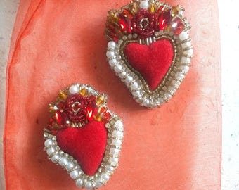 Spilla Cuore Sacro sagomato perline,strass, perle, ricamo, fatta a mano, spilla cuore rosso velluto, spilla cuore perline handmade