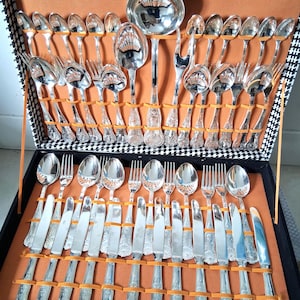 Set posate placcato argento 800 per 12 persone, 51 pezzi completo, Italia vintage 70s, scatola, stile Barocco, nuovo.