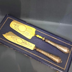 Set posate Torta, Dessert, 2 pezzi Paletta e Coltello, dorati, manico argentato, vintage 70s ,antico Italy, scatola originale, ricercato.