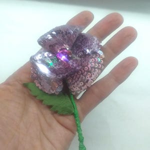 Spilla fiore pailettes strass viola、lilla、rosa、sagomata、3d、fatta a mano、ricamata、フラワー デザイン ブローチ、pailletes フラワー ブローチ、新品。
