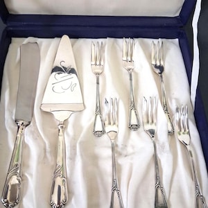 Set Torta Dessert Argentato 1000 posate punzonate Italia Vintage 70s scatola, da 6 forchette, Paletta torta e coltello torta, 8 pezzi.